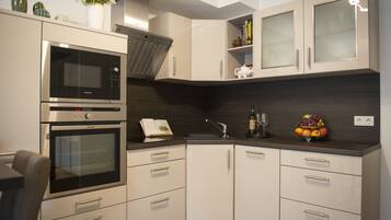 Kühlschrank, Mikrowelle, Ofen, Herdplatte