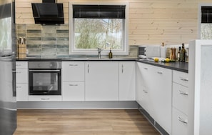 Fridge, stovetop, dishwasher, coffee/tea maker - Nice home in Vestervig with WiFi (Vestervig)