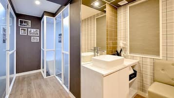 Premium Room, 1 Queen Bed | Bathroom shower
