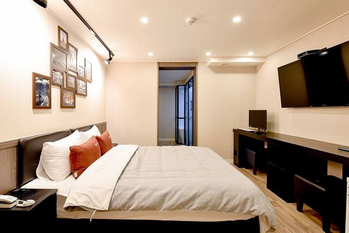 Premium Room, 1 Queen Bed | WiFi (free)