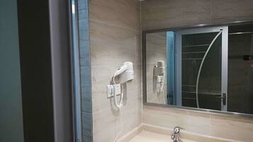 Apartment | Badezimmer | Dusche, kostenlose Toilettenartikel, Haartrockner, Hausschuhe