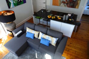 Televisión, chimenea, reproductor de DVD y libros 