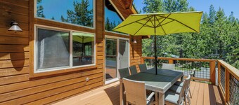 St. Moritz - Expansive Tahoe Donner Home, 2 Suites, Foosball, Chef's Kitchen and Workspace