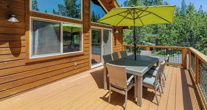 St. Moritz - Expansive Tahoe Donner Home, 2 Suites, Foosball, Chef's Kitchen and Workspace