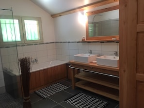 Vasca, asciugacapelli, sapone, carta igienica