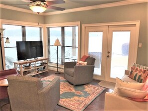 Una televisión, una chimenea