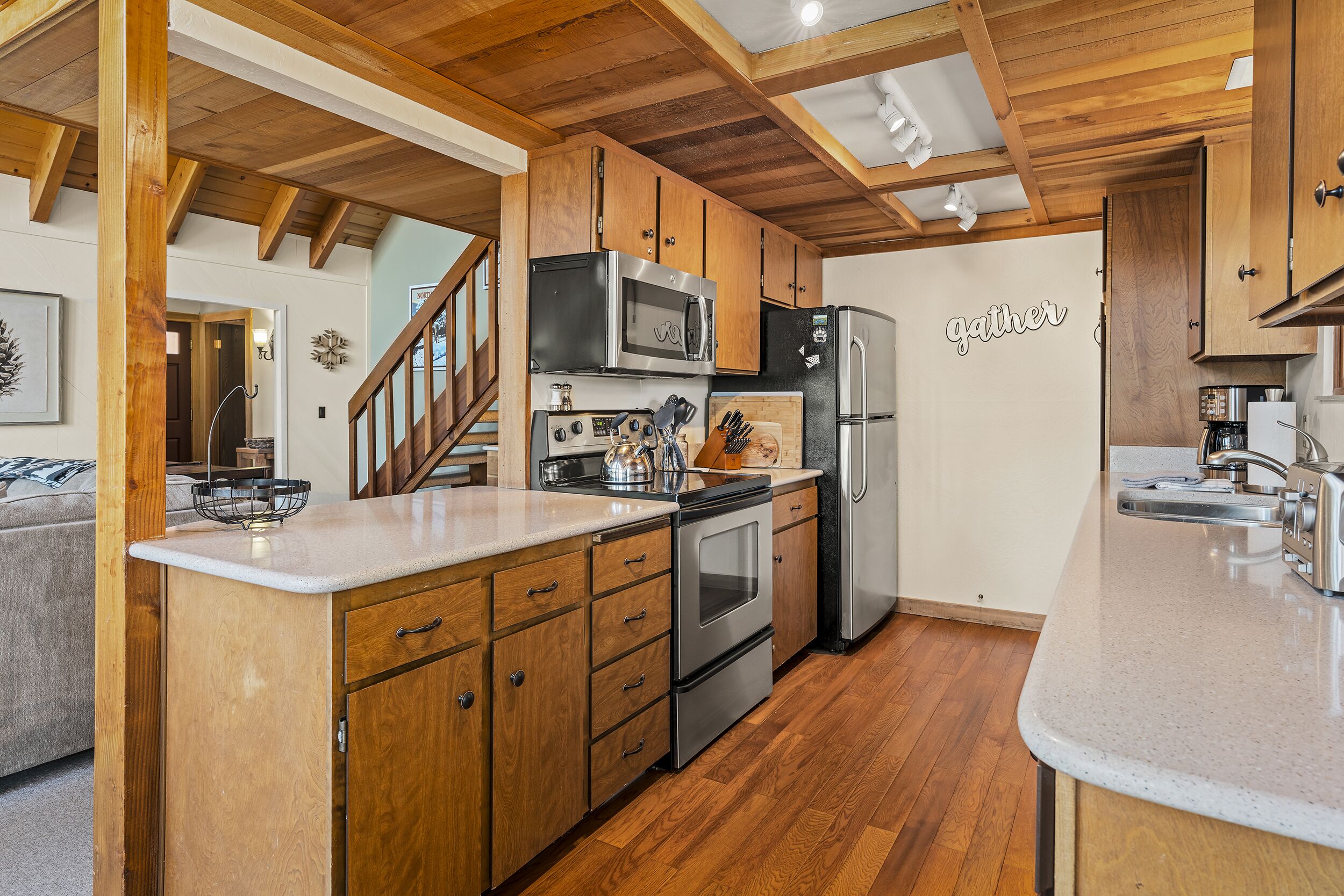 Open floor plan w/lot of windows + bunk room-equal distance to Lake Tahoe & Truckee