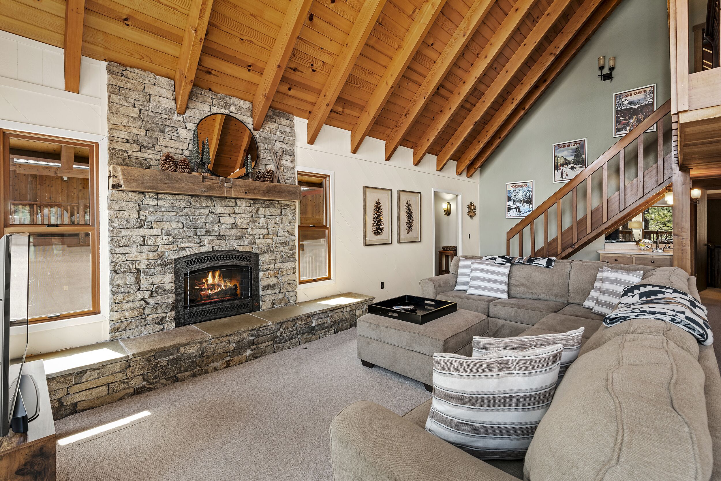 Open floor plan w/lot of windows + bunk room-equal distance to Lake Tahoe & Truckee