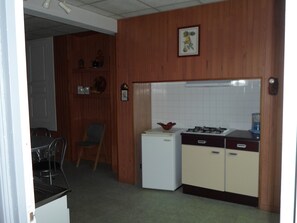 Kühlschrank, Mikrowelle, Herdplatte, Wasserkocher mit Kaffee-/Teezubehör