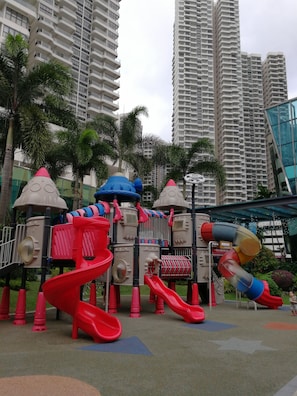 Zona de juegos infantil al aire libre