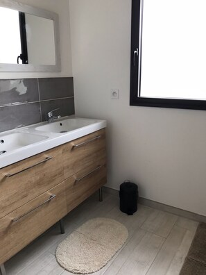 Een douche, een haardroger, handdoeken