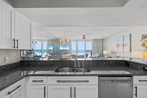 Een koelkast, een magnetron, een oven, een kookplaat