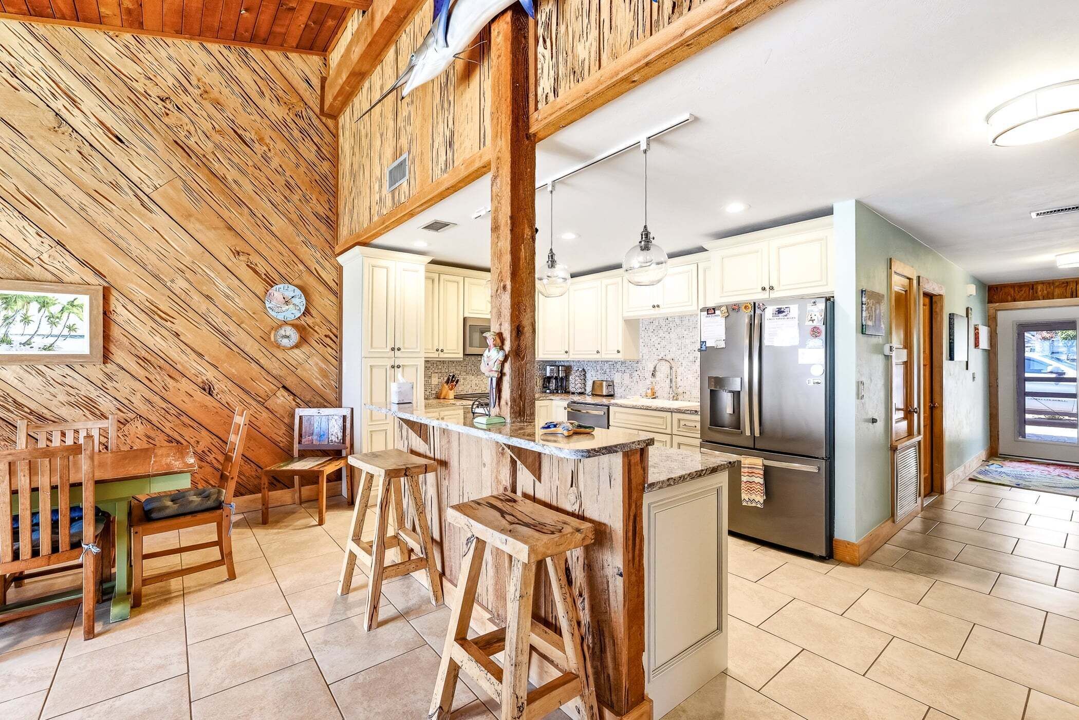 Una cucina con dettagli in legno, un angolo bar e un'area pranzo.