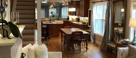 TV, caminetto, videogiochi, lettore DVD