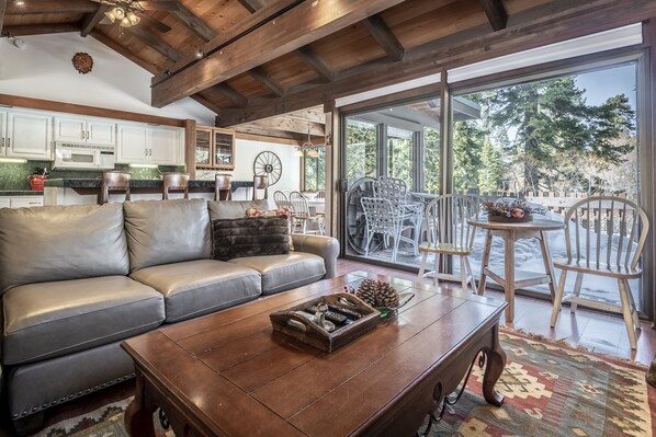 Smart-TV, Kamin, DVD-Player