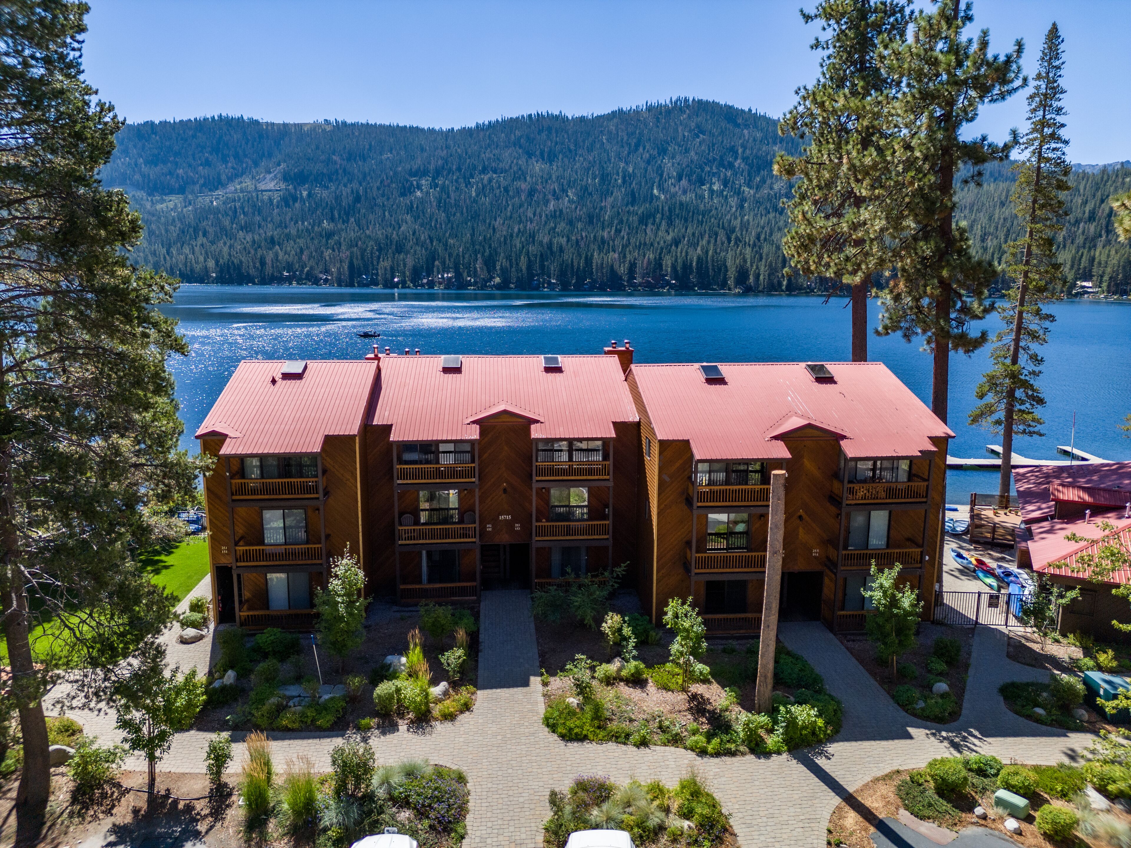 Donner lakefront condo - 180 degree view, semi private beach & boat parking