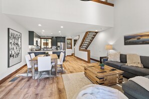 Smart TV, fireplace, DVD player, music library - Newly Remodeled Gold Bend Condo, w/ Northstar Shuttle Route w/ HOA Gym, Pool and Hot Tub Access! (Truckee)