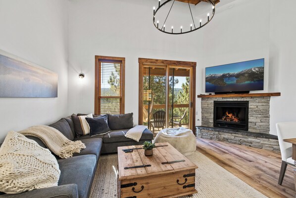 Smart TV, fireplace, DVD player, music library - Newly Remodeled Gold Bend Condo, w/ Northstar Shuttle Route w/ HOA Gym, Pool and Hot Tub Access! (Truckee)