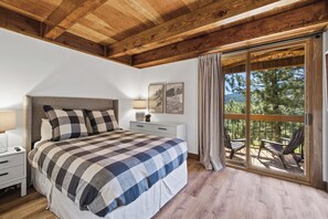 3 bedrooms, free WiFi, bed sheets - Newly Remodeled Gold Bend Condo, w/ Northstar Shuttle Route w/ HOA Gym, Pool and Hot Tub Access! (Truckee)