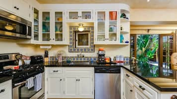 冰箱、微波炉、烤箱、炉灶