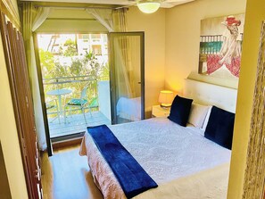 2 makuuhuonetta, tallelokero huoneessa, työpöytä, silitysrauta/-lauta