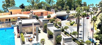 LUXURY MODERN APARTMENT SPECTACULAR  SEA VIEWS 3 MIN. TO THE BEACH., FREE WIFIi