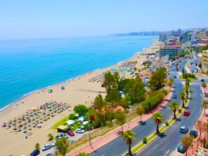 Rannalla, rantapyyhkeitä