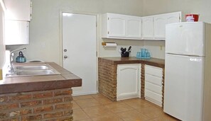 Een koelkast, een microgolfoven, een oven, een kookplaat