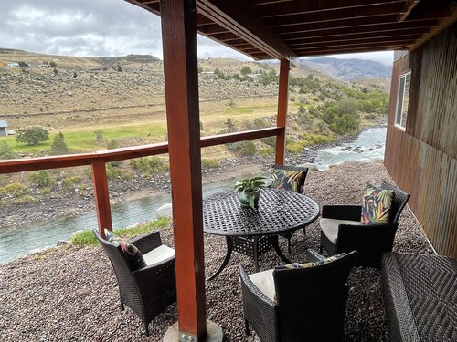 Amazing Views of Yellowstone Park & River! A 1/2 mile from YNP’s North Entrance.