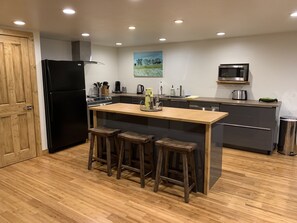 Réfrigérateur, four à micro-ondes, un four, surface de cuisson