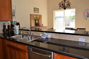 Kjøleskap, ovn, oppvaskmaskin og kaffetrakter/tekoker