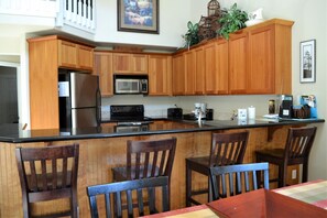 Kjøleskap, ovn, oppvaskmaskin og kaffetrakter/tekoker