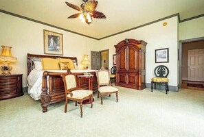 4 bedrooms, iron/ironing board, bed sheets