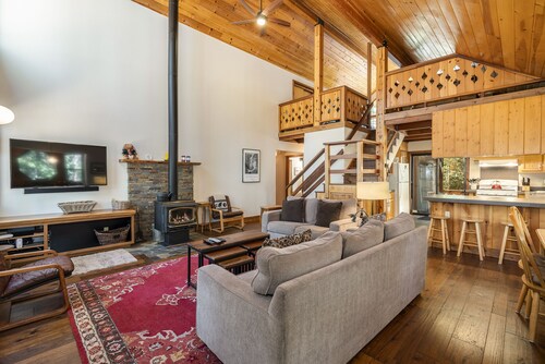 Creekside Cabin – Cozy Dog-Friendly Cabin in TD Surrounded by Trails