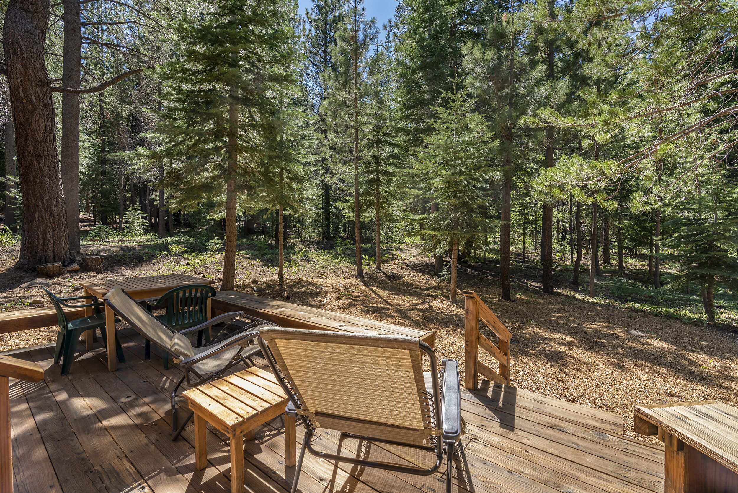 Remodeled and professionally decorated wooded cabin w/rec center access