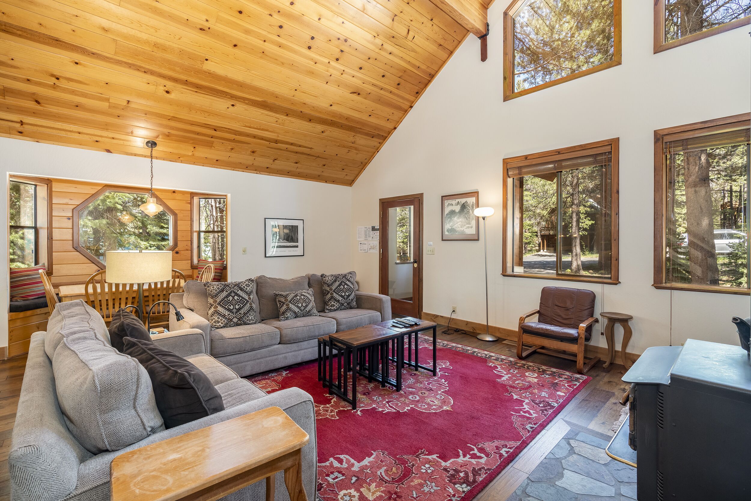 Remodeled and professionally decorated wooded cabin w/rec center access