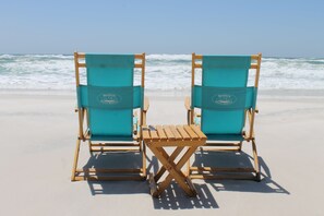 Plage à proximité, chaises longues, serviettes de plage