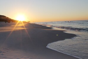 Beach nearby, sun-loungers, beach towels - Come for the Beach View and stay for the Food! (Panama City Beach)