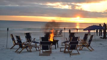 Playa en los alrededores, camastros y toallas de playa