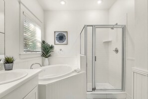 Ensemble douche/baignoire, baignoire à jets, sèche-cheveux