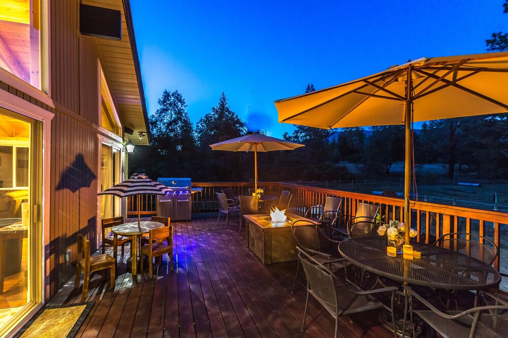 Large Luxurious, Yosemite Pines Lodge, Game Room, Pool, Spa & Ponies