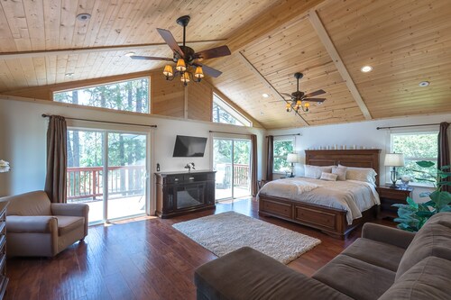 Luxury Family Lodge Near Yosemite – Pool, Hot Tub, Game Room, Ponies!