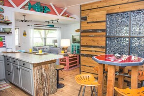 Dining - Lil' Woody.  Dog Friendly Studio,  Deck with Lake-view, Close to Eureka Springs (Eagle Rock)