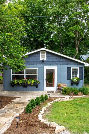 Exterior - Lil' Woody.  Dog Friendly Studio,  Deck with Lake-view, Close to Eureka Springs (Eagle Rock)