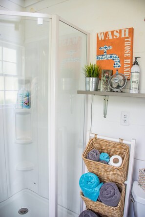 Shower, hair dryer, towels, soap - Lil' Woody.  Dog Friendly Studio,  Deck with Lake-view, Close to Eureka Springs (Eagle Rock)