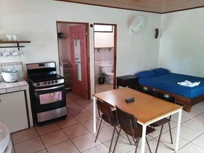 Tabla de planchar con plancha, wifi y ropa de cama 