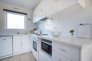 Premium Apartment, 2 Bedrooms | Private kitchen - Argo Sands (Rosebud)