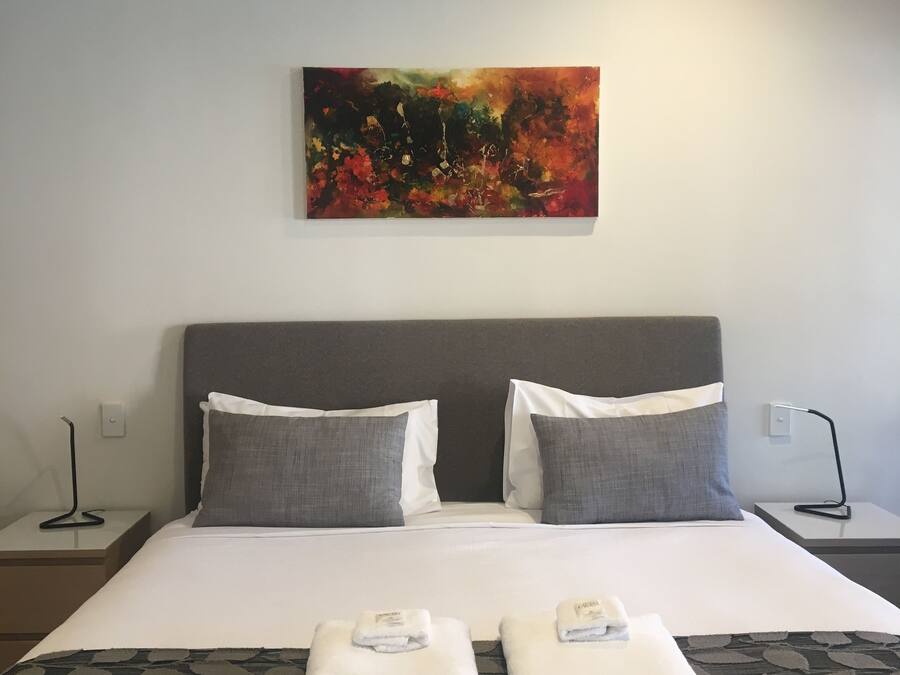 Deluxe kamer, 1 kingsize bed, bubbelbad, op benedenverdieping | 1 slaapkamer, luxe beddengoed, een bureau, gratis wifi