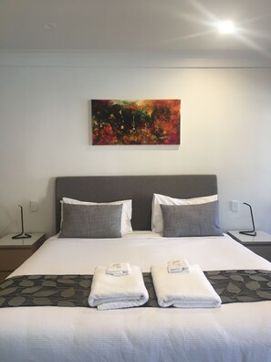 Quarto luxo, 1 cama King, banheira de hidromassagem, no piso térreo | 1 quarto, roupas de cama premium, escrivaninha, Wi-Fi de cortesia