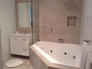 Executive Suite, 1 King Bed, Non Smoking | Jetted tub